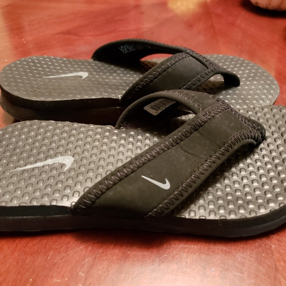 nike flip flops kids